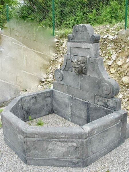 Wandbrunnen aus Steinguss mit Wasserspeier, Ansicht 2