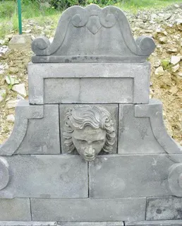 Wandbrunnen aus Steinguss mit Wasserspeier, Ansicht 3