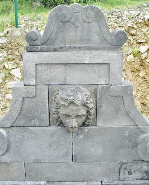 Wandbrunnen aus Steinguss mit Wasserspeier, Ansicht 3