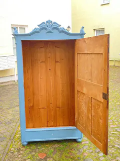 Eintüriger Dielenschrank, Weichholz, blaugrau gefasst, Mitte 19. Jh., Ansicht 4