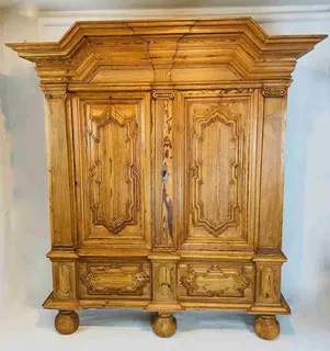 Barockschrank, Nadelholz, um 1750, mit Pilastern und Bastionsfüllungen, Ansicht 1