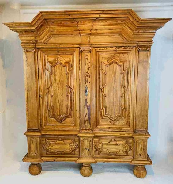 Barockschrank, Nadelholz, um 1750, mit Pilastern und Bastionsfüllungen