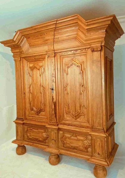 Barockschrank, Nadelholz, um 1750, mit Pilastern und Bastionsfüllungen, Ansicht 2