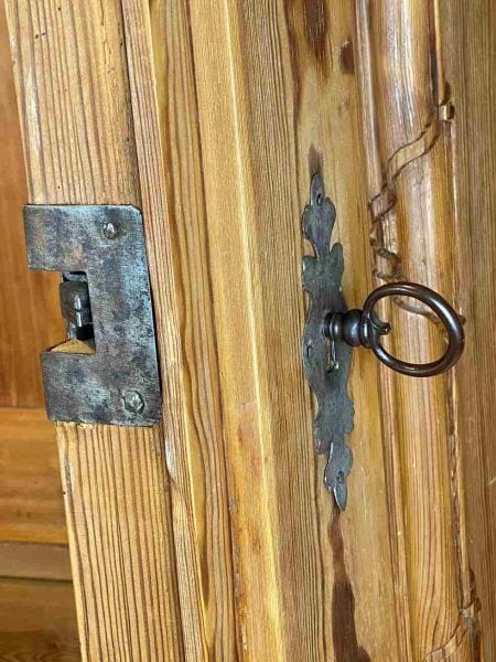 Barockschrank, Nadelholz, um 1750, mit Pilastern und Bastionsfüllungen, Ansicht 9