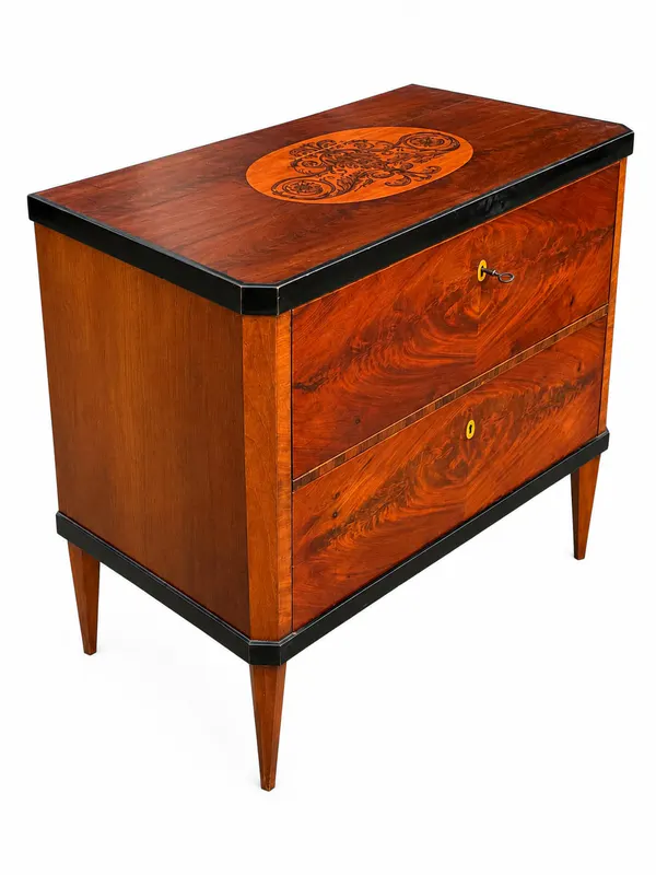 Biedermeier-Kommode mit Mahagonifurnier und Intarsienmedaillon