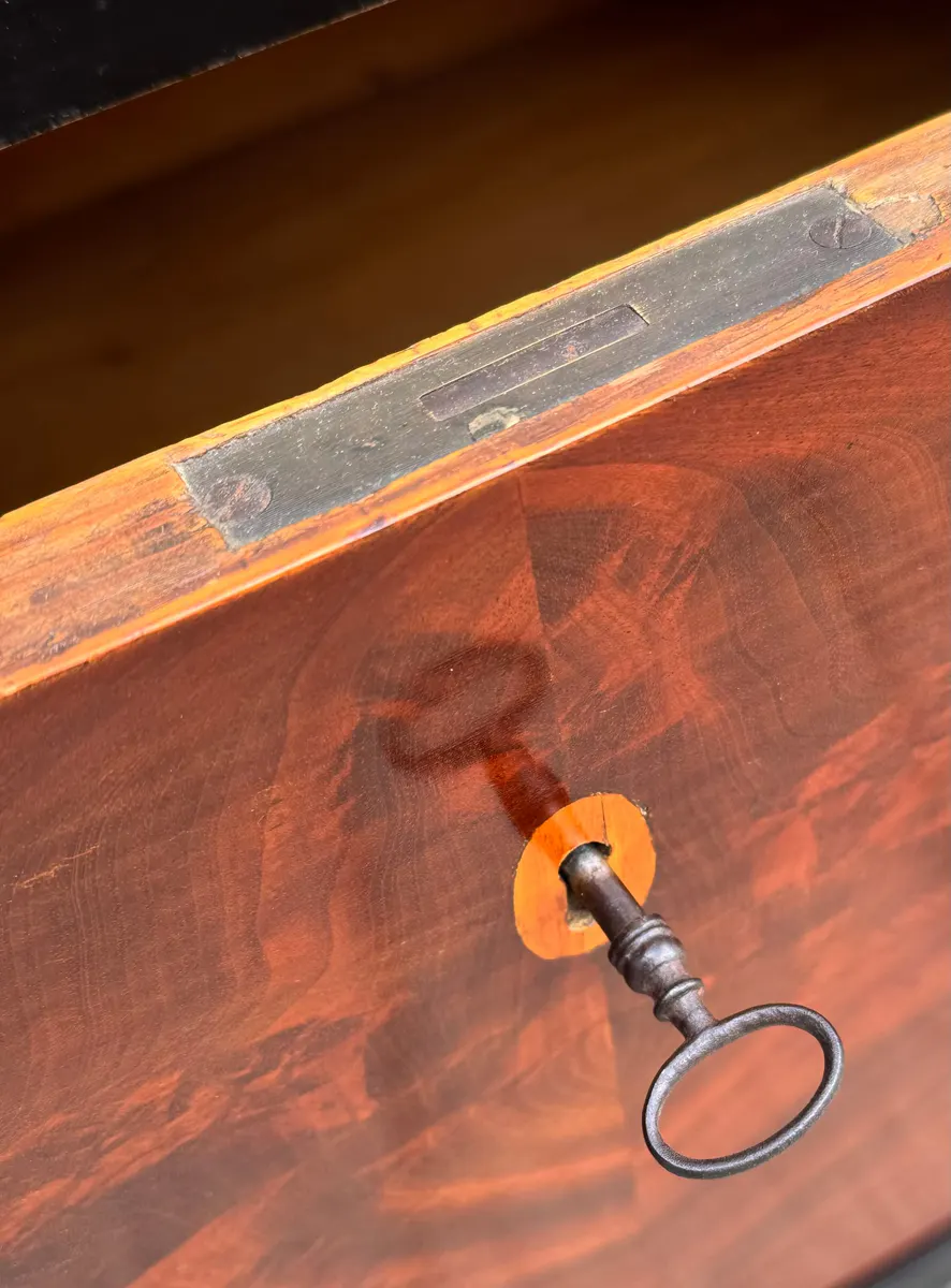 Biedermeier-Kommode mit Mahagonifurnier und Intarsienmedaillon, Ansicht 2