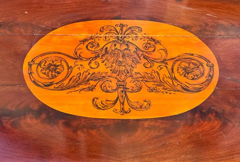 Biedermeier-Kommode mit Mahagonifurnier und Intarsienmedaillon, Präsentationsbeispiel (KI-generiert)