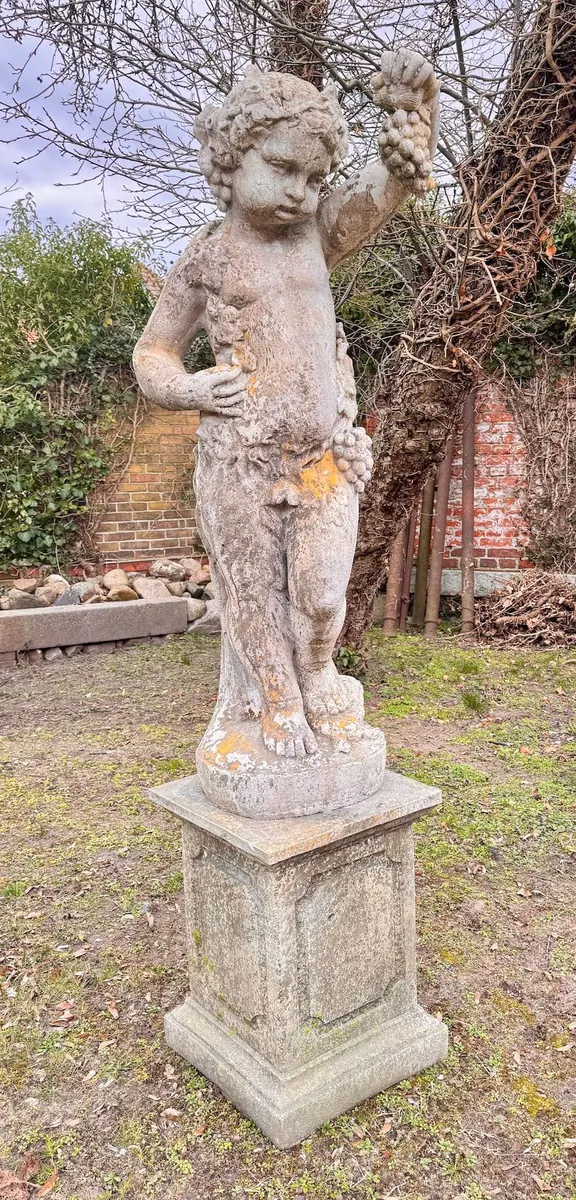 Große Gartenskulptur „Trauben haltender Bacchant“, Sandsteinguss, Frankreich, Ansicht 1