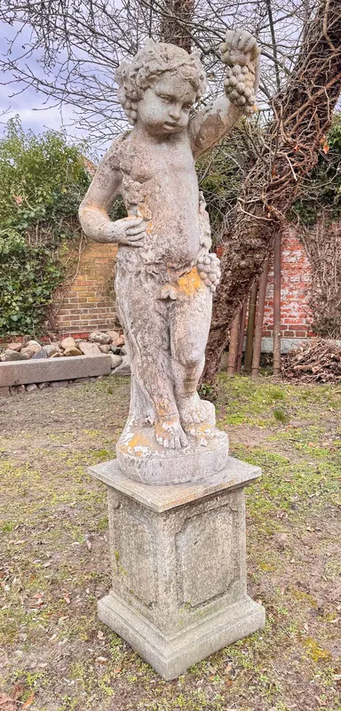 Große Gartenskulptur „Trauben haltender Bacchant“, Sandsteinguss, Frankreich