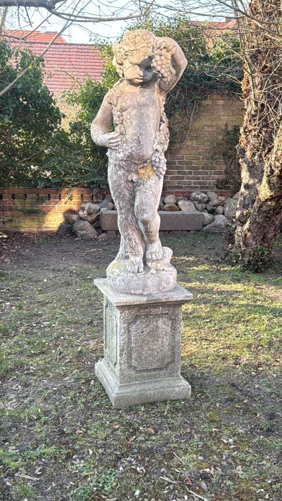 Große Gartenskulptur „Trauben haltender Bacchant“, Sandsteinguss, Frankreich, Ansicht 3