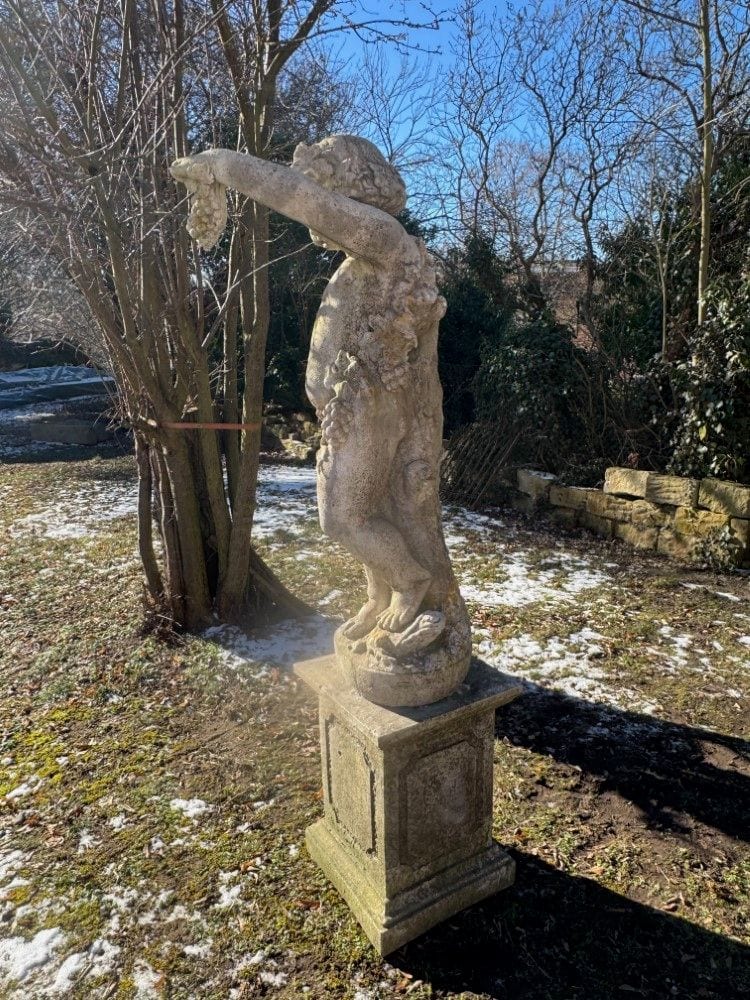 Große Gartenskulptur „Trauben haltender Bacchant“, Sandsteinguss, Frankreich, Ansicht 5