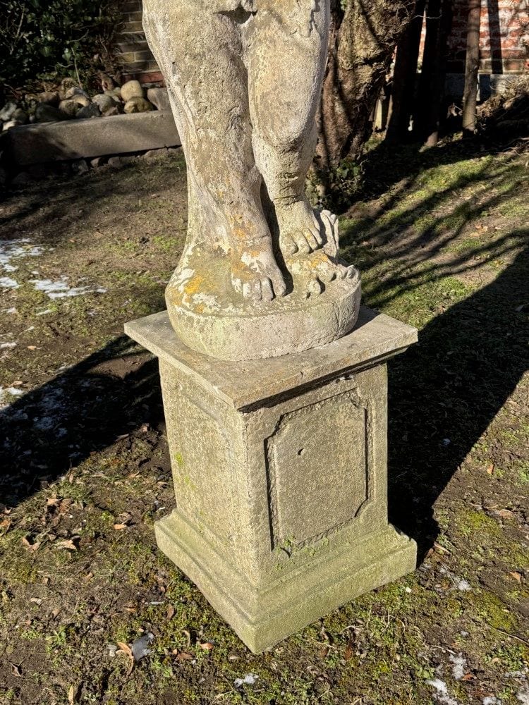 Große Gartenskulptur „Trauben haltender Bacchant“, Sandsteinguss, Frankreich, Ansicht 6