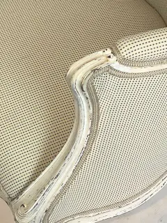 Louis-Quinze-Sessel, weiß gefasst, neu gepolstert, 18./19. Jh., Ansicht 3