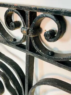 Altes schmiedeeisernes Fenster- oder Türgitter, handgeschmiedet, um 1900, Ansicht 3