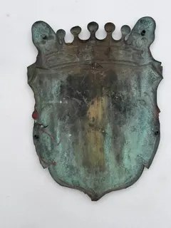 Großes Wappen aus getriebenem Metall, gekrönter Eselskopf mit Adlern als Schildhaltern, Ansicht 2