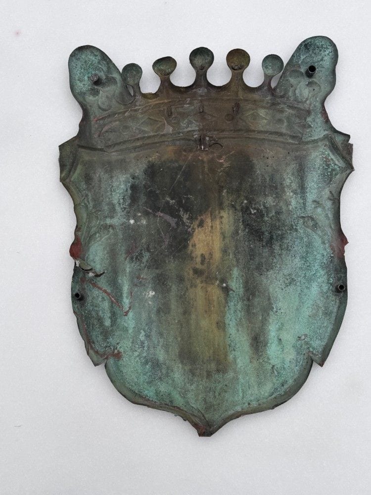 Großes Wappen aus getriebenem Metall, gekrönter Eselskopf mit Adlern als Schildhaltern, Ansicht 2