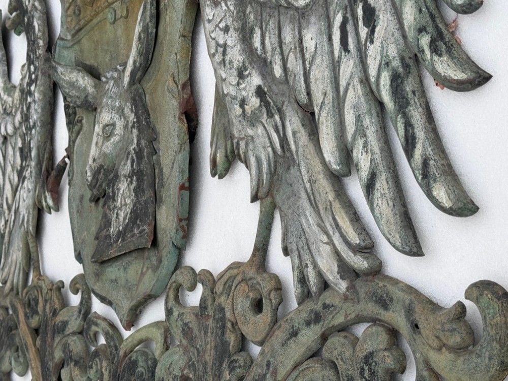 Großes Wappen aus getriebenem Metall, gekrönter Eselskopf mit Adlern als Schildhaltern, Ansicht 3