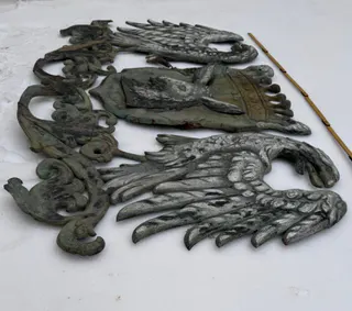 Großes Wappen aus getriebenem Metall, gekrönter Eselskopf mit Adlern als Schildhaltern, Ansicht 4
