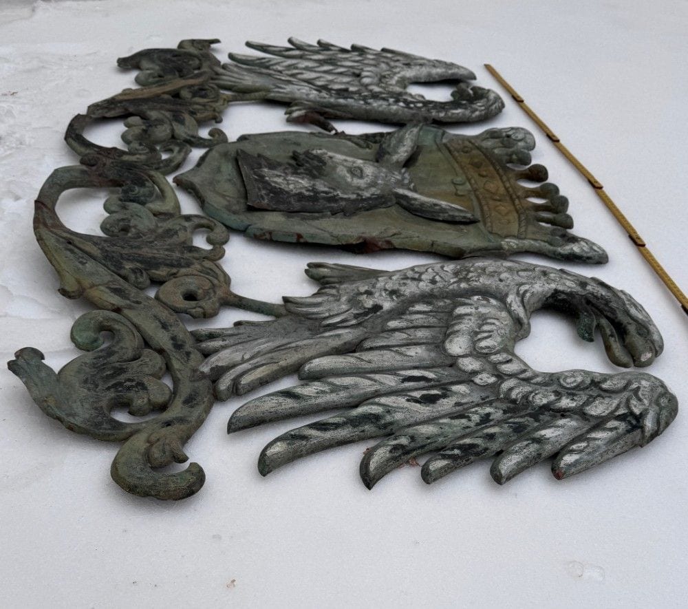 Großes Wappen aus getriebenem Metall, gekrönter Eselskopf mit Adlern als Schildhaltern, Ansicht 4