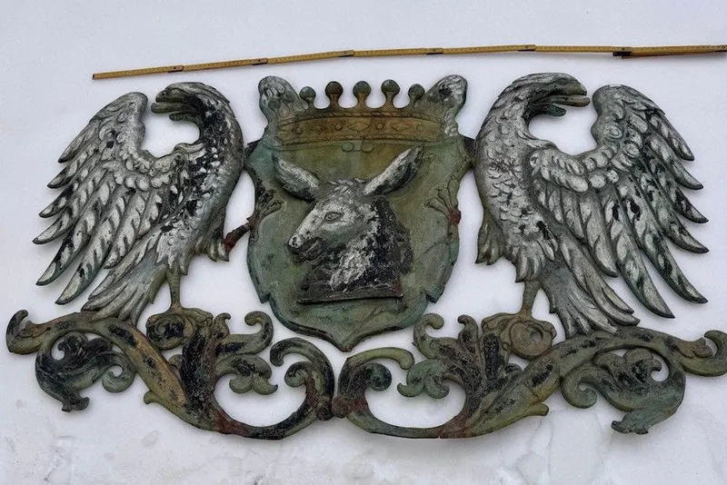 Großes Wappen aus getriebenem Metall, gekrönter Eselskopf mit Adlern als Schildhaltern, Ansicht 5