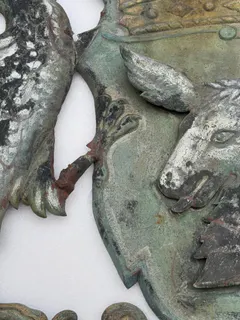 Großes Wappen aus getriebenem Metall, gekrönter Eselskopf mit Adlern als Schildhaltern, Ansicht 6