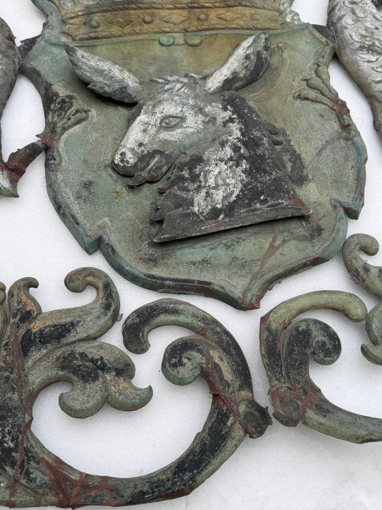 Großes Wappen aus getriebenem Metall, gekrönter Eselskopf mit Adlern als Schildhaltern, Ansicht 7