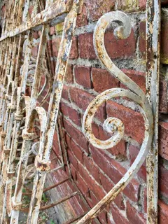 Paar antike Fenstergitter, Schmiedeeisen, handgeschmiedet, Ansicht 2