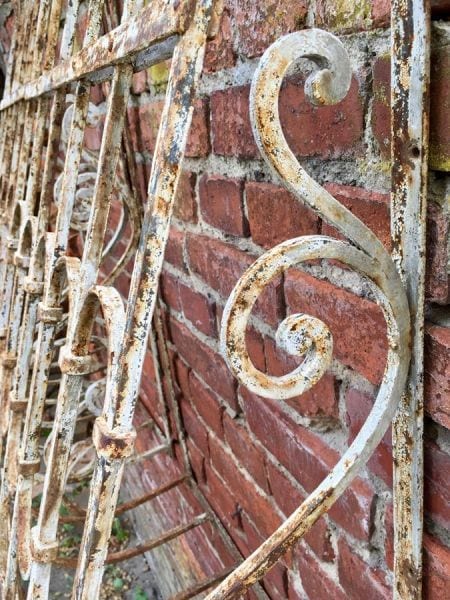 Paar antike Fenstergitter, Schmiedeeisen, handgeschmiedet, Ansicht 2