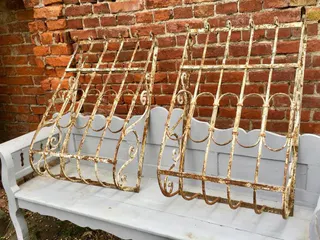 Paar antike Fenstergitter, Schmiedeeisen, handgeschmiedet, Ansicht 3