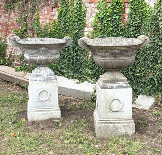 Ovale Pflanzschale mit Frauenbildnis, Sandsteinguss, im klassizistischen Stil, Ansicht 3