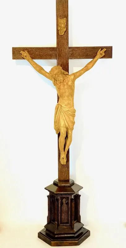Standkreuz mit Christusfigur, Zimmeraltar, Eichensockel im gotischen Stil, Mitte 19. Jh.