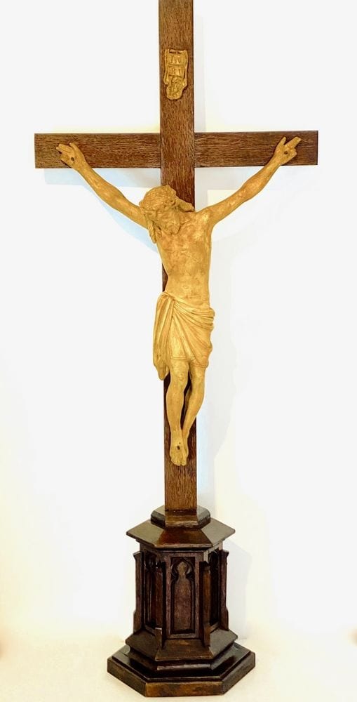 Standkreuz mit Christusfigur, Zimmeraltar, Eichensockel im gotischen Stil, Mitte 19. Jh.