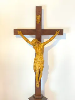 Standkreuz mit Christusfigur, Zimmeraltar, Eichensockel im gotischen Stil, Mitte 19. Jh., Ansicht 2