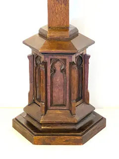 Standkreuz mit Christusfigur, Zimmeraltar, Eichensockel im gotischen Stil, Mitte 19. Jh., Ansicht 3