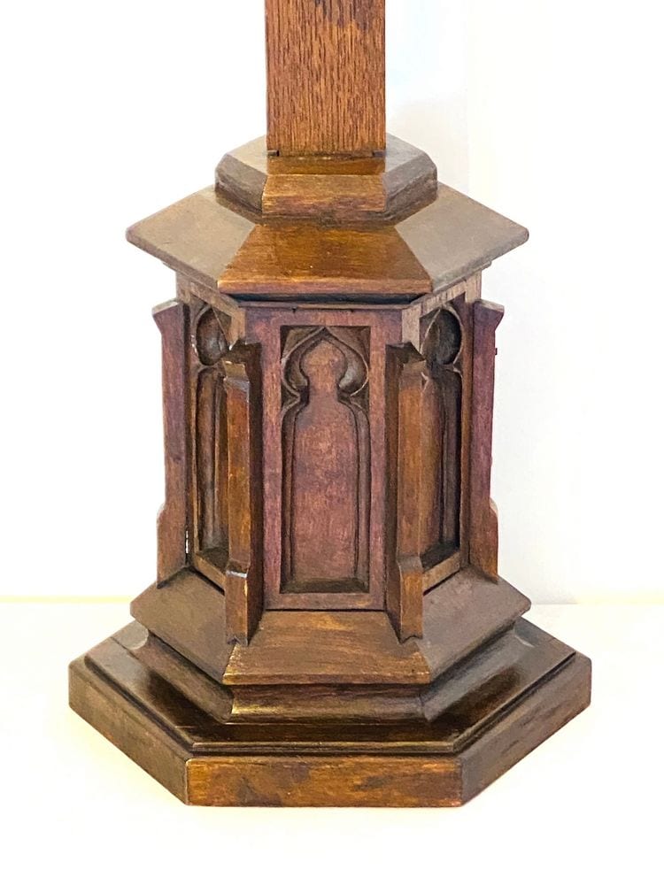 Standkreuz mit Christusfigur, Zimmeraltar, Eichensockel im gotischen Stil, Mitte 19. Jh., Ansicht 3