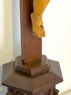 Standkreuz mit Christusfigur, Zimmeraltar, Eichensockel im gotischen Stil, Mitte 19. Jh., Ansicht 4
