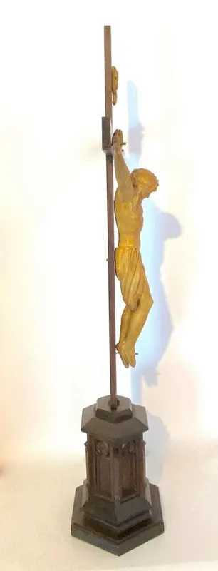 Standkreuz mit Christusfigur, Zimmeraltar, Eichensockel im gotischen Stil, Mitte 19. Jh., Ansicht 6