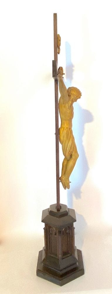 Standkreuz mit Christusfigur, Zimmeraltar, Eichensockel im gotischen Stil, Mitte 19. Jh., Ansicht 6