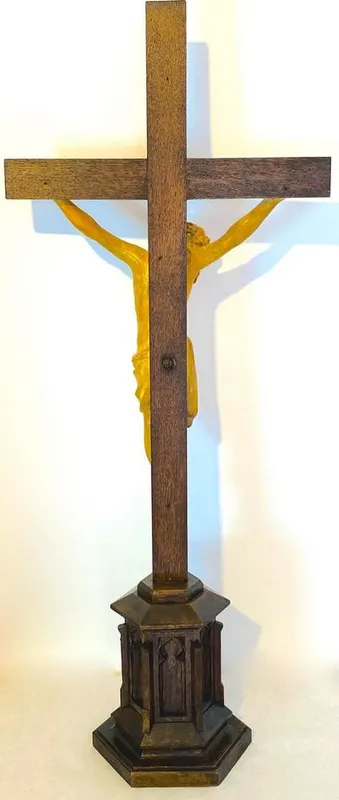 Standkreuz mit Christusfigur, Zimmeraltar, Eichensockel im gotischen Stil, Mitte 19. Jh., Ansicht 7