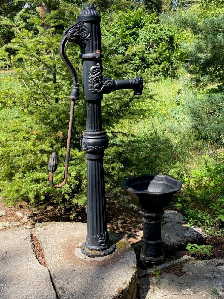 Alte Dorfpumpe, Schwengelpumpe aus Gusseisen, mit Auffangbecken, Ansicht 1
