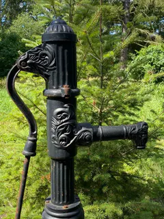 Alte Dorfpumpe, Schwengelpumpe aus Gusseisen, mit Auffangbecken, Ansicht 2