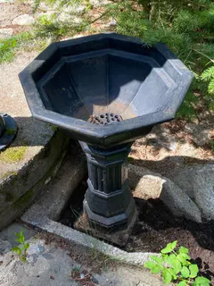 Alte Dorfpumpe, Schwengelpumpe aus Gusseisen, mit Auffangbecken, Ansicht 3