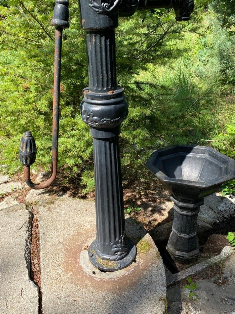 Alte Dorfpumpe, Schwengelpumpe aus Gusseisen, mit Auffangbecken, Ansicht 4