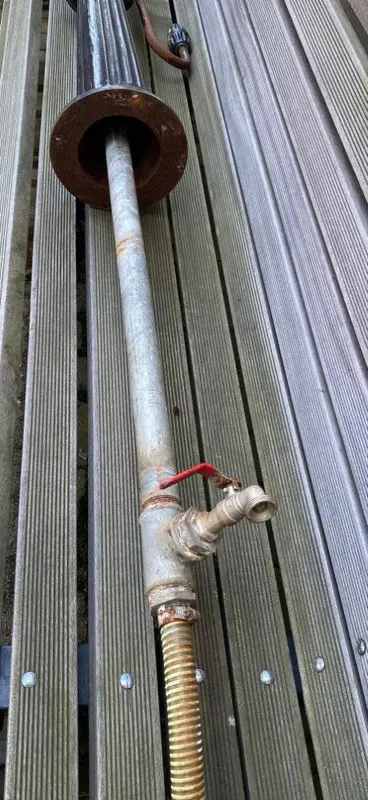 Alte Dorfpumpe, Schwengelpumpe aus Gusseisen, mit Auffangbecken, Ansicht 5