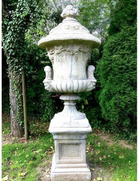 Große Amphorenvase mit Deckel, Steinguss