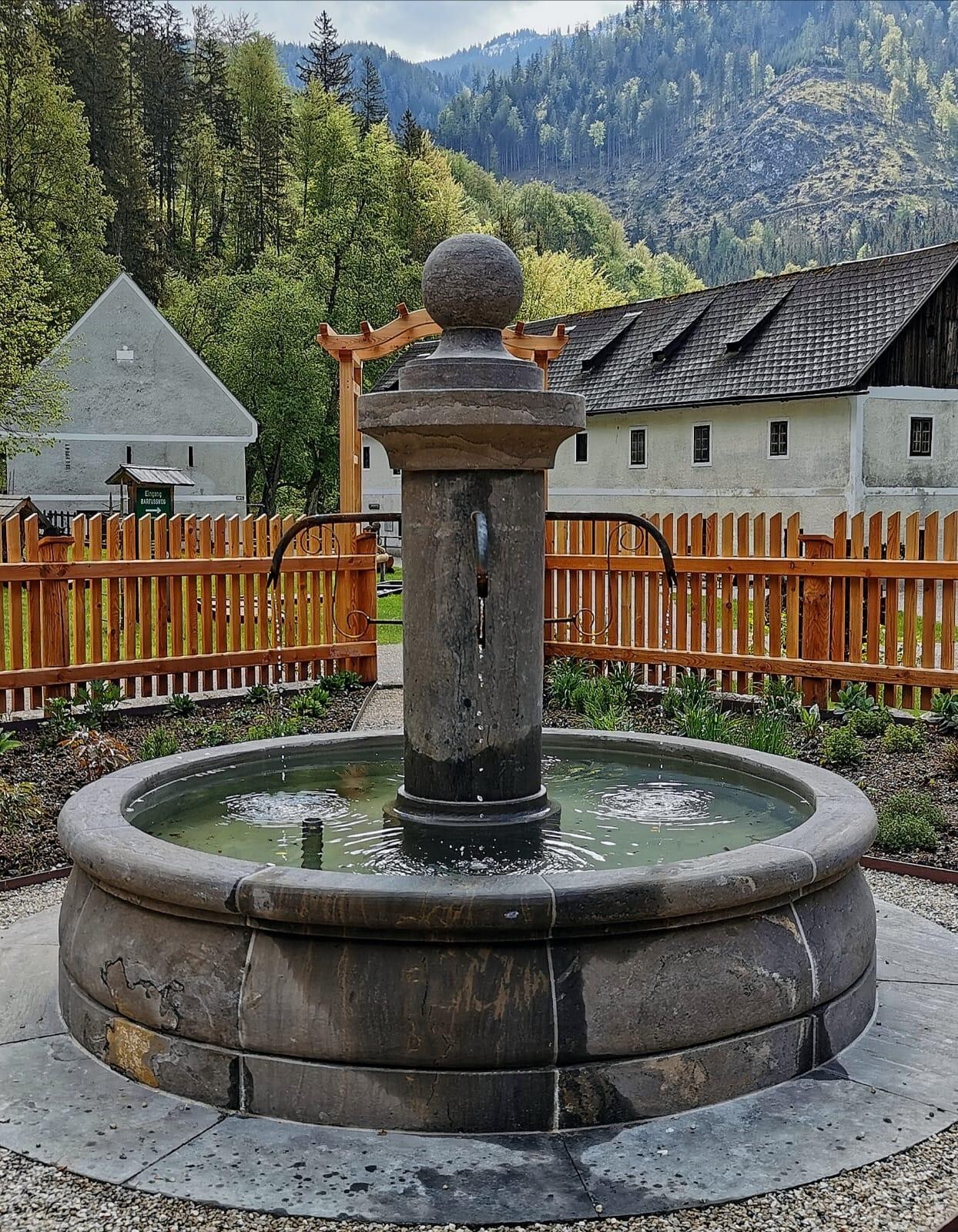 Großer Steinbrunnen, Bauernbrunnen, Naturstein, Blaustein, 8- Eckig, Klassik — Ansicht 2
