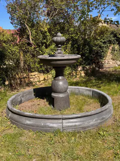 Klassischer Gartenbrunnen, Steinguss, Frankreich, 20. Jhd.mit großem Becken, Ansicht 2