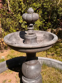 Klassischer Gartenbrunnen, Steinguss, Frankreich, 20. Jhd.mit großem Becken, Ansicht 3