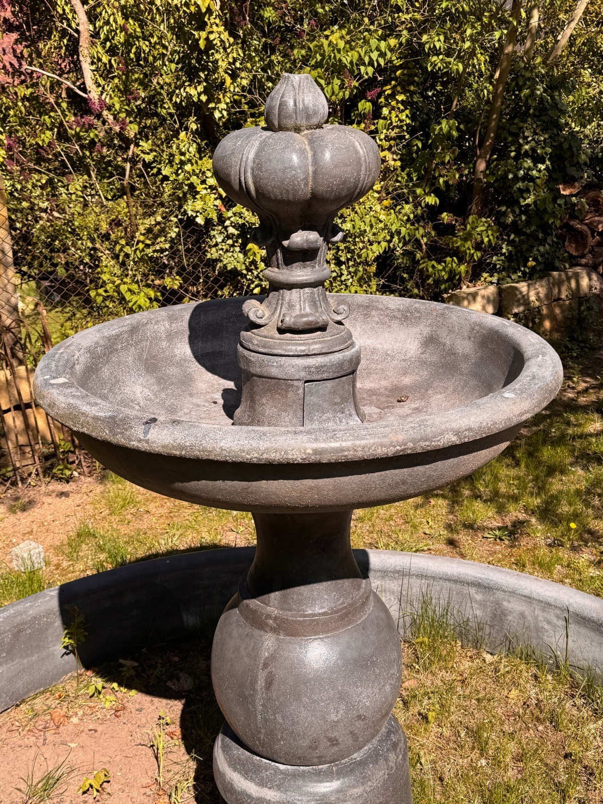 Klassischer Gartenbrunnen, Steinguss, Frankreich, 20. Jhd.mit großem Becken — Ansicht 3