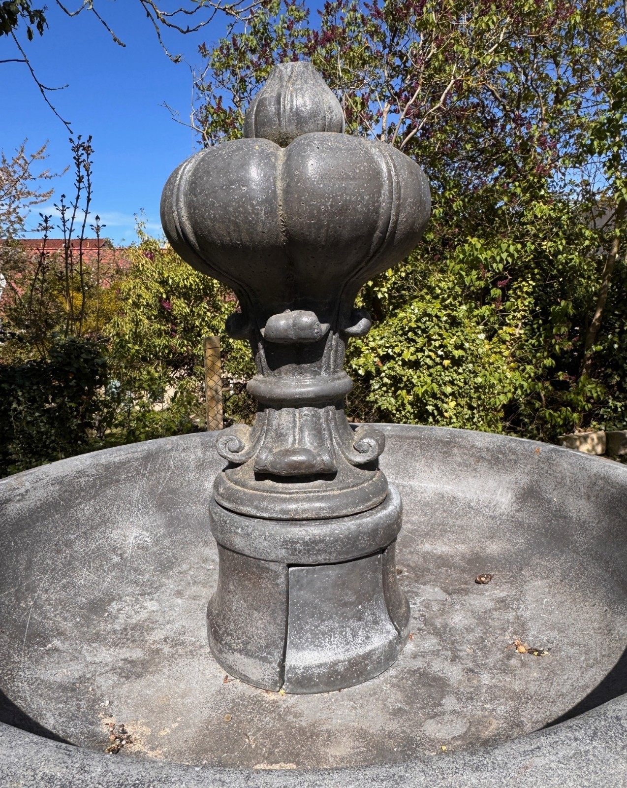 Klassischer Gartenbrunnen, Steinguss, Frankreich, 20. Jhd.mit großem Becken — Ansicht 4